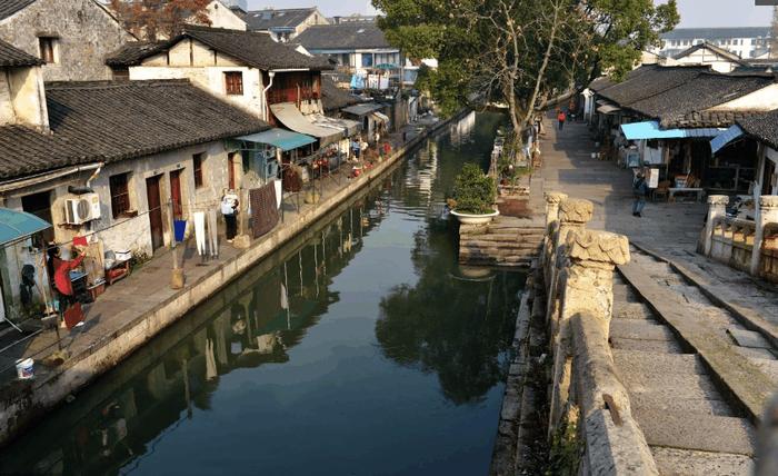 西塘和乌镇，商业气息太重，绍兴的这条古街充满了生活的气息