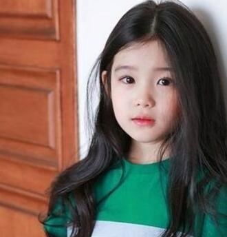 全球“很美”的7位小女孩，中国占两位，网友：颜值与肤色无关！