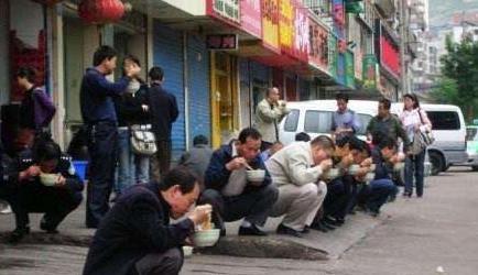 为什么陕西人喜欢蹲着吃面条呢？好多人不理解，快看看吧