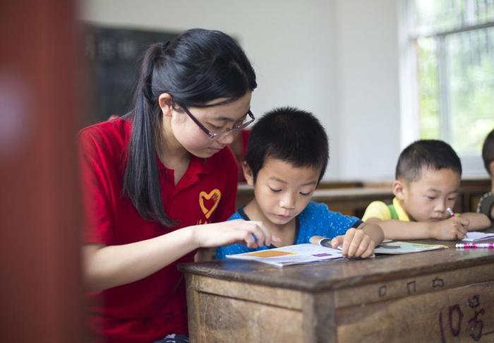 为啥现在女大学生都不愿去农村支教? 女同学: 村民觉得媳妇送上门