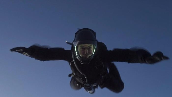 《碟中谍6：全面瓦解》发布惊喜版预告  跳伞坠机命悬一线