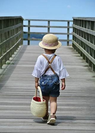 好尴尬，夏天衣服领口大，人群中，怀中的儿子伸手摸妈妈的乳房