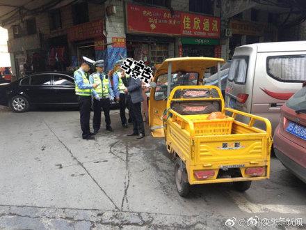 囧哥:女生让男友挂横幅庆祝爱豆艺考第一，男友说她更爱吴磊