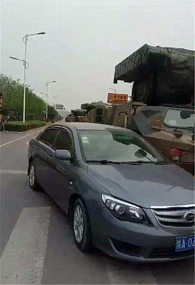 陕西最牛“碰瓷”，4万比亚迪撞上一辆坦克，车主还是一位女司机