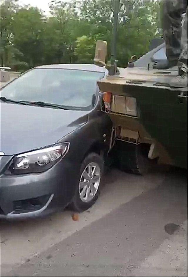 陕西最牛“碰瓷”，4万比亚迪撞上一辆坦克，车主还是一位女司机