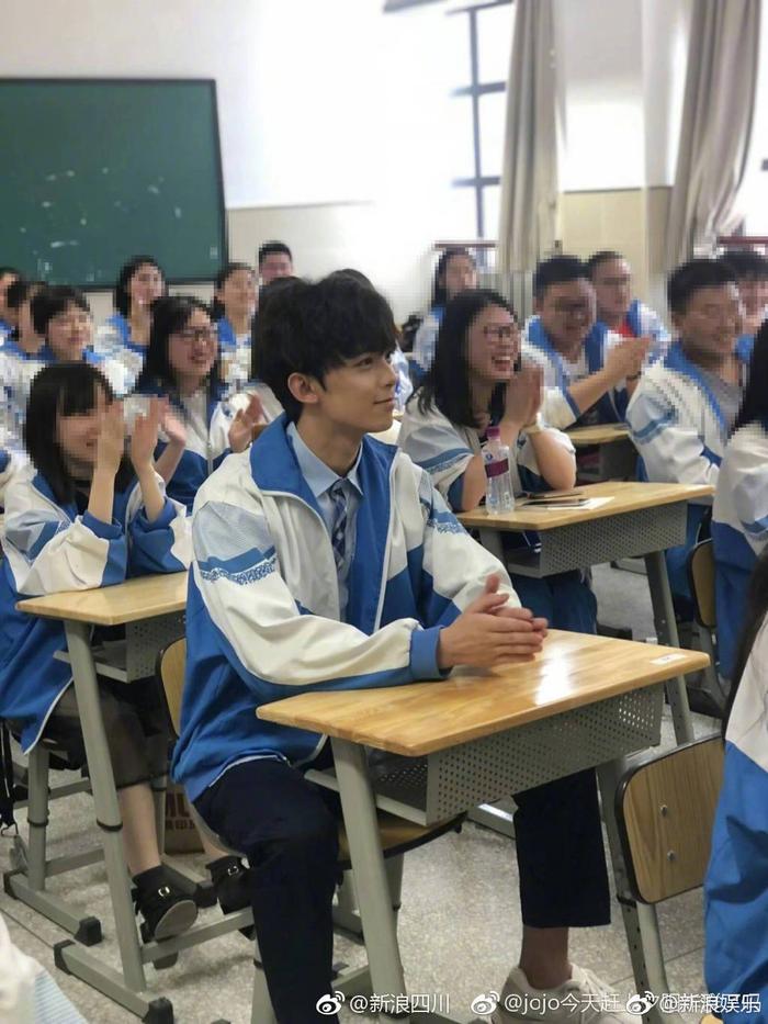 吴磊 回高中参加毕业典礼 穿校服现身青春帅气
