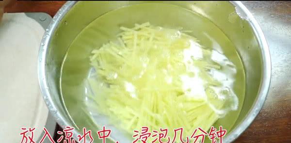 炒土豆丝加香菜，味道很特别