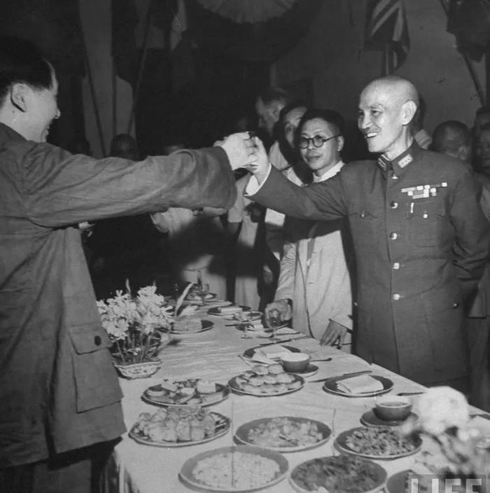 老照片直击: 1945年9月3日重庆欢庆抗战“胜利日”