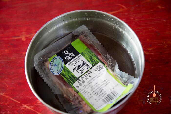 炖牛肉用热水还是冷水，很多人第一步就做错了，怪不得不好吃