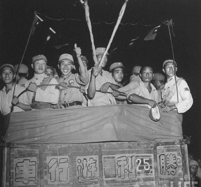 老照片直击: 1945年9月3日重庆欢庆抗战“胜利日”