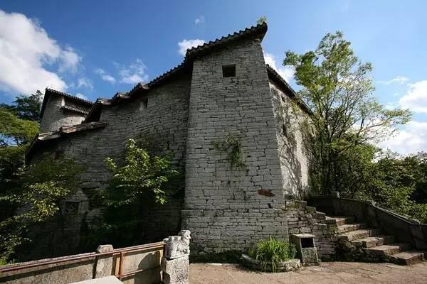 中国一悬崖古寺，悬浮半空400年，长得却像欧洲城堡！神奇