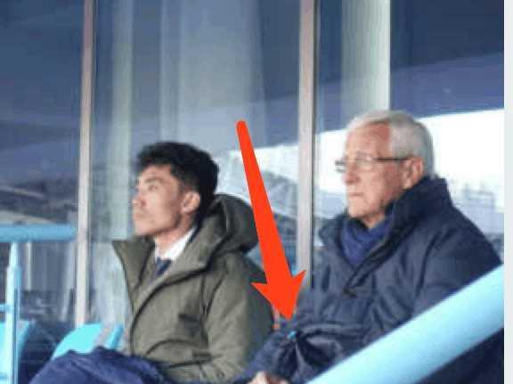 里皮为中国足球尽心尽力，寒风中腿盖大衣坐露天看台为国足选材