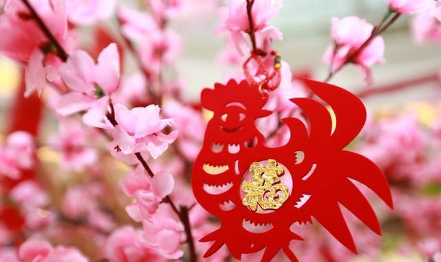 生肖屬雞的人，哪個(gè)方位可以求財(cái)?shù)美?></p><p>1、生肖屬雞的人財(cái)位在哪里</p><p>屬雞人的財(cái)位是東北方、東方和南方。根據(jù)五行生克原理（我克者為妻財(cái)）可以確定財(cái)位，例如子為陽水，從五行生克原理看，我克者為火，火為財(cái)，陽水克陽火午，為偏財(cái)（大財(cái)），陽水克陰火巳為正財(cái)（小財(cái)），可以依此原理規(guī)律依次類推。另外也可以根據(jù)桃花位定財(cái)位，自己的桃花為妻財(cái)，可以認(rèn)為是財(cái)位。</p><p>故此，因?yàn)橛想u為金，金克木為財(cái)，酉克寅、卯，所以東北方、東方為財(cái)位。又因?yàn)樗扔铣筇一ㄎ辉谖纾一ㄎ灰酁樨?cái)位，所以午方即南方為財(cái)位。</p><p>二、生肖屬雞的人最佳旺運(yùn)方位</p><p>出生在乙酉年、丁酉年、已酉年、辛酉年、癸酉年，這些年份的生肖是屬雞，在五生方面屬金。因?yàn)閷匐u人的五行屬陰金，所屬方位為西。所以屬雞人很適合居住先見寬闊廣場后見樓的房子。戶門適宜朝西、朝東南、朝東北，樓層或門牌號碼尾數(shù)適宜是7、4、9、8。</p><p>屬雞人從大環(huán)境來看，比較適合正西和東南這兩個(gè)方位，小環(huán)境上適宜房型正西凸出、或東南凸出、外部開闊、有門或窗的。</p><p>最佳房屋朝向：選擇東南(偏東)、東南(偏南)、東北(偏北)。</p><p>避開：正東、西北(偏西)。</p><p>三、生肖屬雞的人座位吉兇方位</p><p>座位兇方：忌座東（辰山）向北；</p><p>座位吉方：座北向南、座南向北、座西向東。</p><p>華山道長說風(fēng)水：風(fēng)水命理學(xué)者。自幼愛好易學(xué)，跟隨多名老師學(xué)習(xí)易經(jīng)風(fēng)水之術(shù)，尤為擅長八字推命，奇門測事，玄空風(fēng)水。</p>
       
       
     
</td></tr>
</table>
<br><br>
【本文地址】<script>document.write('<a href=