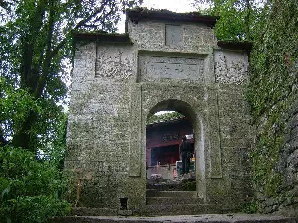 中国一悬崖古寺，悬浮半空400年，长得却像欧洲城堡！神奇