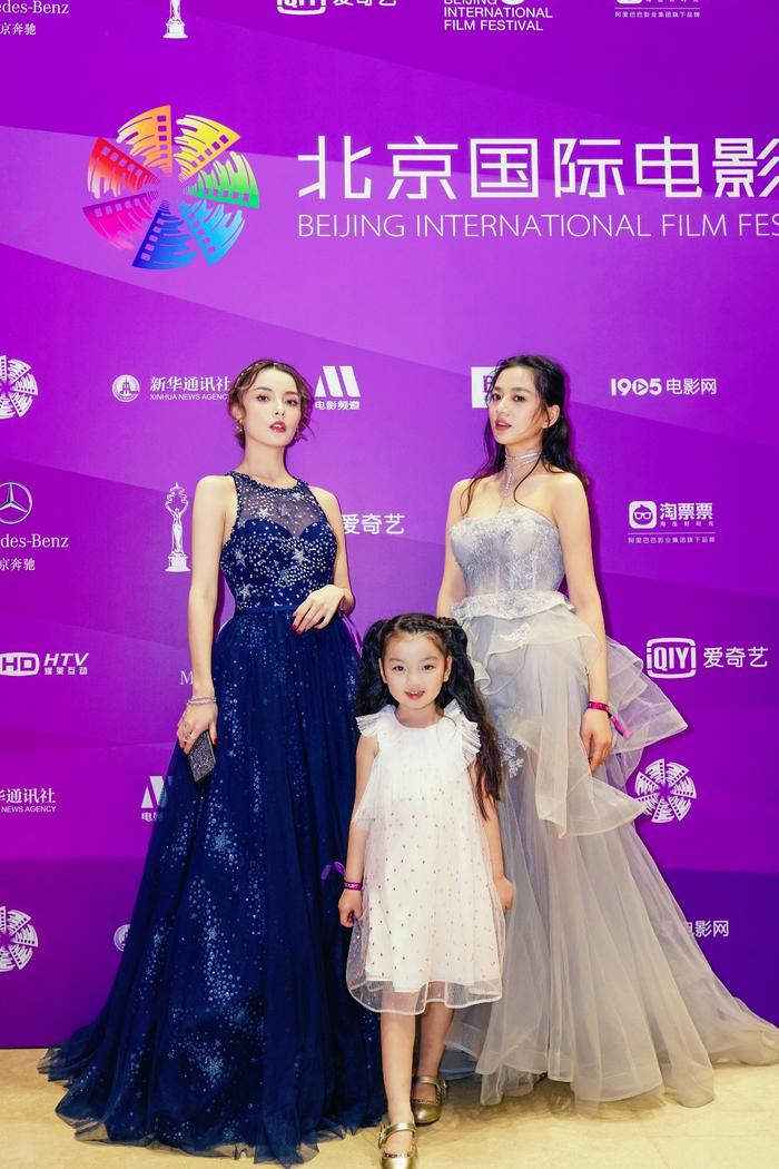演员唐本灵动闪耀北京电影节红毯 贴心照顾阿拉蕾“姐姐力”满分