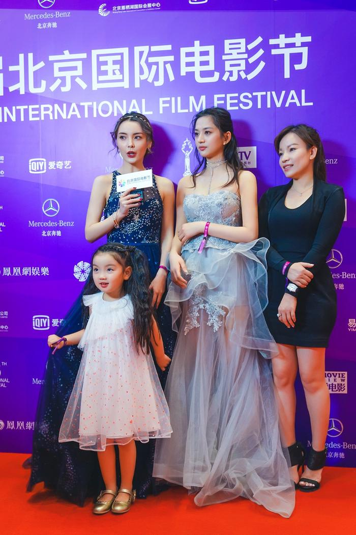 演员唐本灵动闪耀北京电影节红毯 贴心照顾阿拉蕾“姐姐力”满分