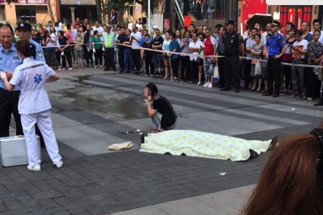 视频：重庆一男子 观音桥步行街突然倒地 抢救无效 当场去世