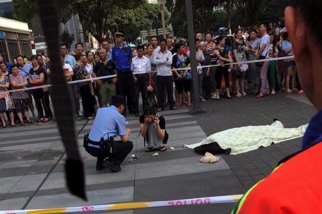 视频：重庆一男子 观音桥步行街突然倒地 抢救无效 当场去世