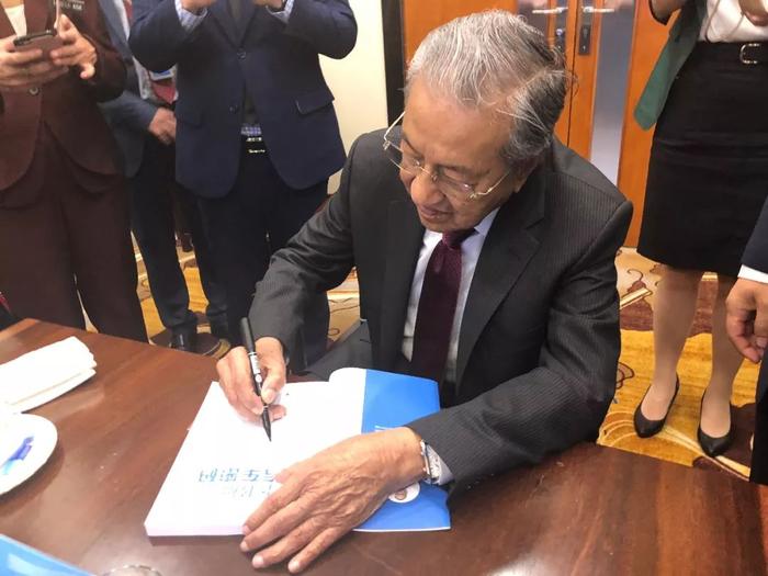 吴迎秋采访马来西亚总理马哈蒂尔：吉利与宝腾带来更多惊喜