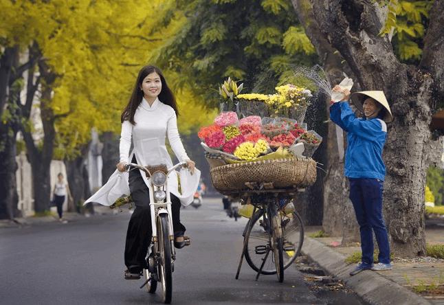 到越南河内旅游发现奇怪的现象 这里的女人都喜欢穿奥黛