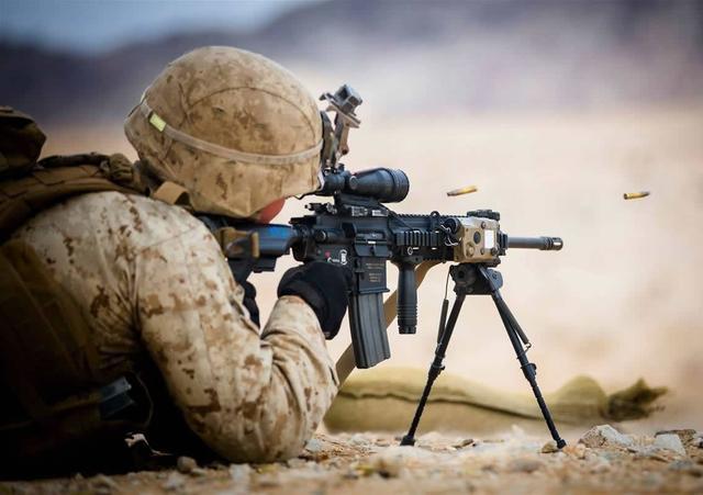 美军最新大手笔：海军陆战队的步枪全部淘汰 一人一挺轻机枪！