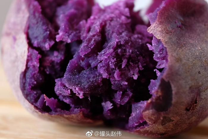 越南迷你紫薯，隔水蒸熟，软糯香甜，浓浓紫薯的香味，热量小