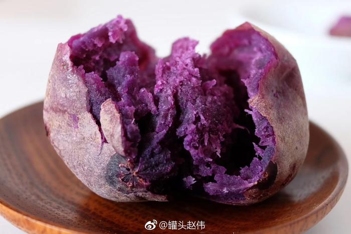越南迷你紫薯，隔水蒸熟，软糯香甜，浓浓紫薯的香味，热量小