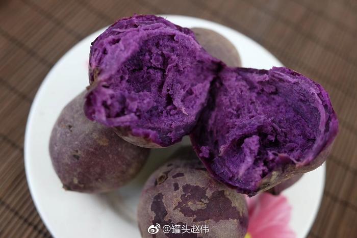 越南迷你紫薯，隔水蒸熟，软糯香甜，浓浓紫薯的香味，热量小