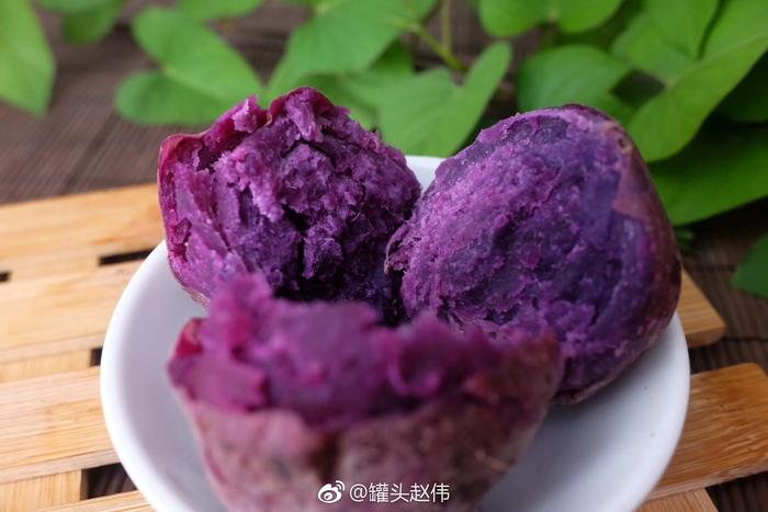 越南迷你紫薯，隔水蒸熟，软糯香甜，浓浓紫薯的香味，热量小