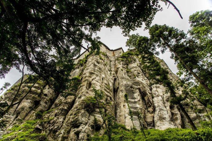 中国一悬崖古寺，悬浮半空400年，长得却像欧洲城堡！神奇