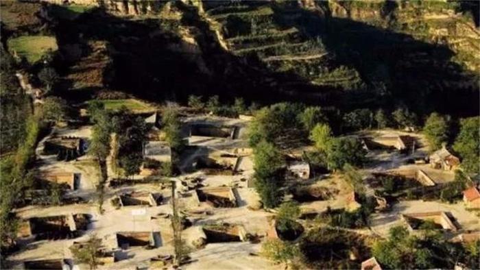 河南神奇的千年古村落，美的简直不像话，房子不在地上在地下！
