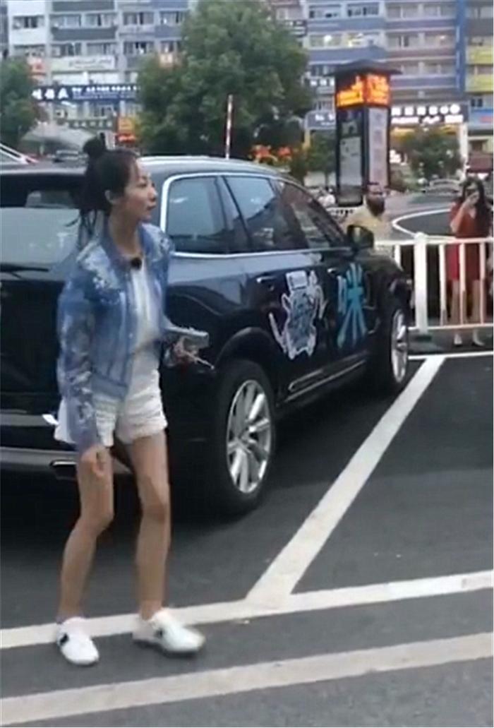 杭州偶遇首辆沃尔沃混动车，车牌是绿色，下车女子还是一线女星！