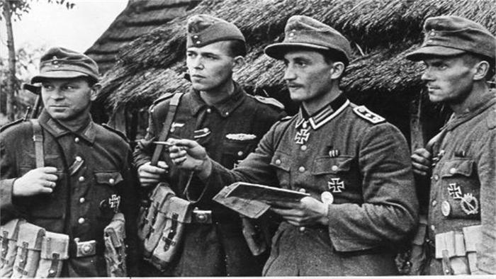 二战时德国士兵随身背着铁盒，宁可战死都不扔，原来是装了它！