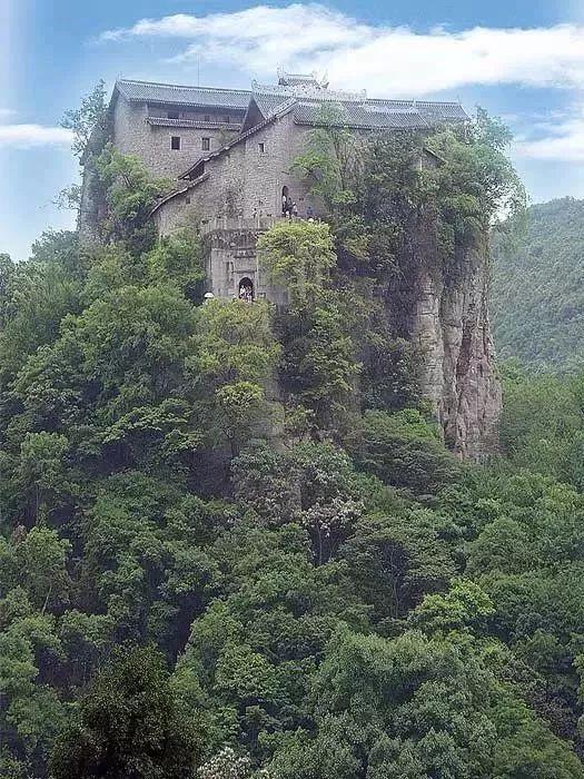 中国一悬崖古寺，悬浮半空400年，长得却像欧洲城堡！神奇