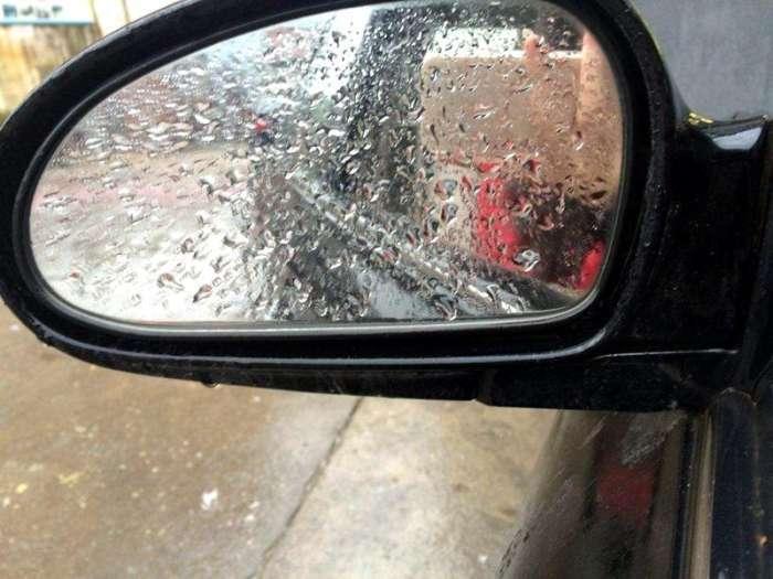 下雨的时候, 容易出交通事故, 如何防止后视镜被雨水模糊?