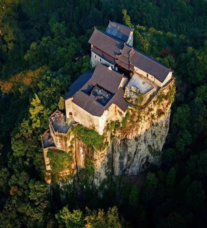 中国一悬崖古寺，悬浮半空400年，长得却像欧洲城堡！神奇