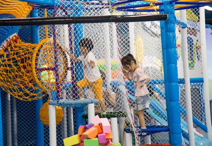 2024年度最新室内儿童游乐设施全景揭秘：孩子们的梦幻舞台与淘气堡对比
