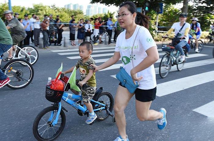 童车撞老太遭索赔，交警：不属于交通事故，网友：童车要装记录仪