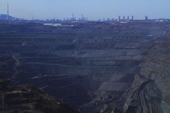 挖掘上百年的西露天矿，矿底是中国大陆最深处，如今成热门景点