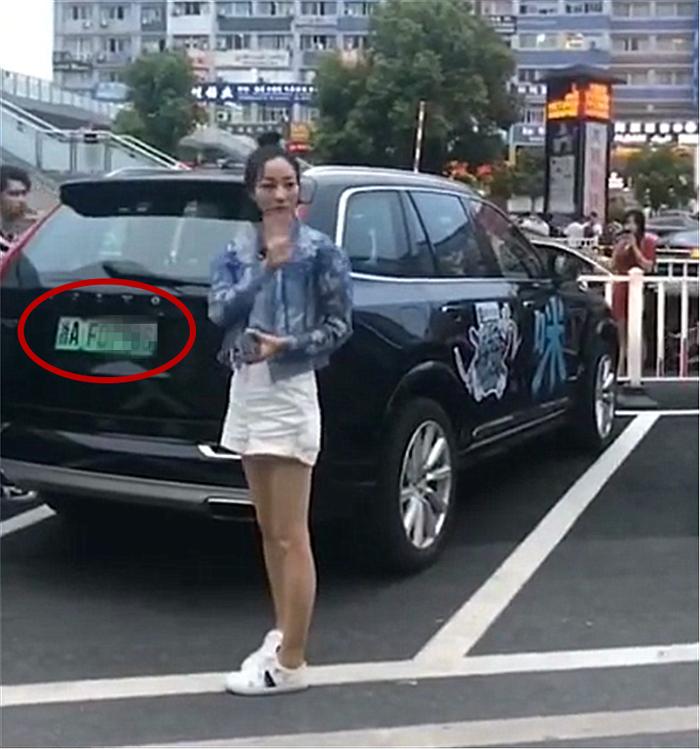 杭州偶遇首辆沃尔沃混动车，车牌是绿色，下车女子还是一线女星！