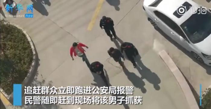 囧哥:至尊炫富！男子方向盘镶钻 开车时被划破手