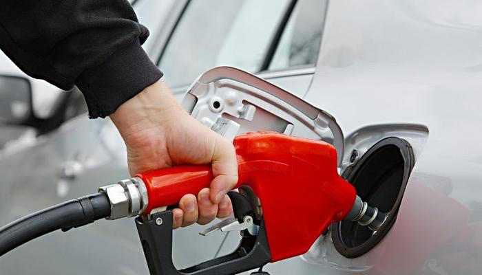 有教授认为国内油价过高？专家却反驳：油价没法降，车主能挺住
