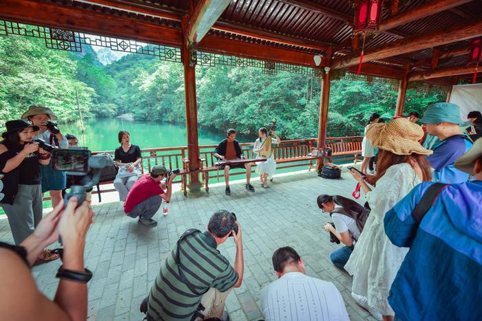 与济南三大名胜同名，却又浑然天成，遂昌千佛山，绿意禅禅