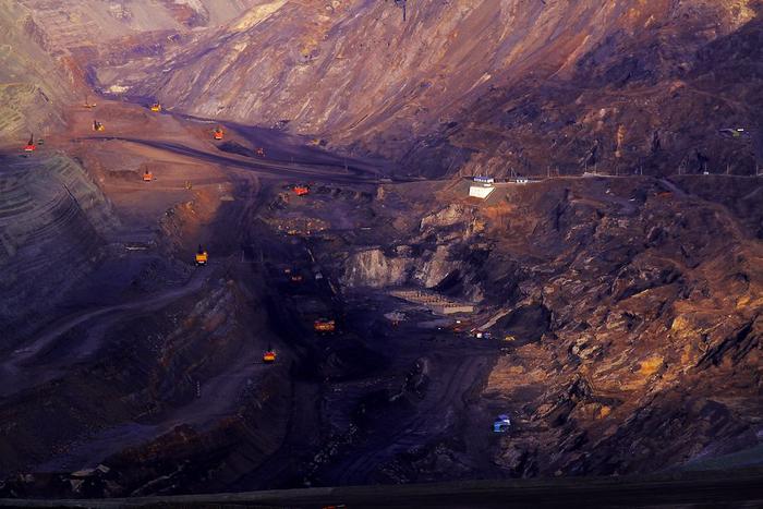 挖掘上百年的西露天矿，矿底是中国大陆最深处，如今成热门景点