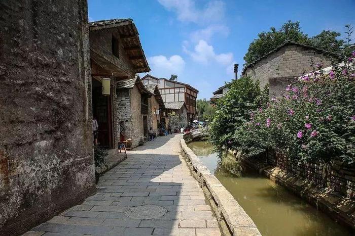 中国一悬崖古寺，悬浮半空400年，长得却像欧洲城堡！神奇