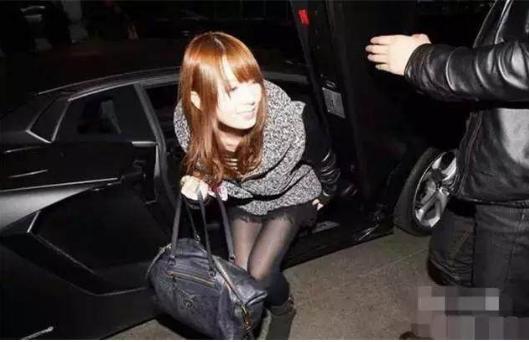 一兰博基尼深夜停在日本一酒店门口，副驾下车男人们都坐不住了！