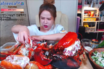 吃货萌妹子,一个人吃4斤重的巨型龙虾,龙虾简直太大了