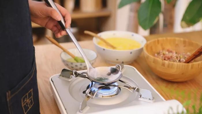 一把普通的汤勺就可以做出完美的蛋饺
