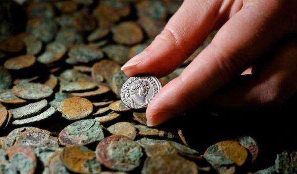 英国发现数万枚古罗马钱币 铸造皇帝历史遭刺杀