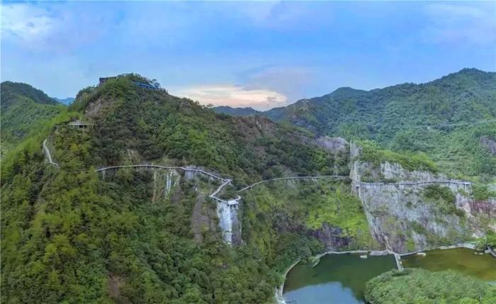 江浙沪唯一的高山滑道漂流，从山顶呼啸而下，400米落差的刺激感